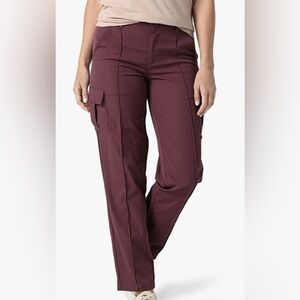 Lee Straight Leg Cargo Pants in Burgundy